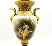 Урна из фарфора 19 века с ручной росписью и золотыми узорами из Royal Vienna