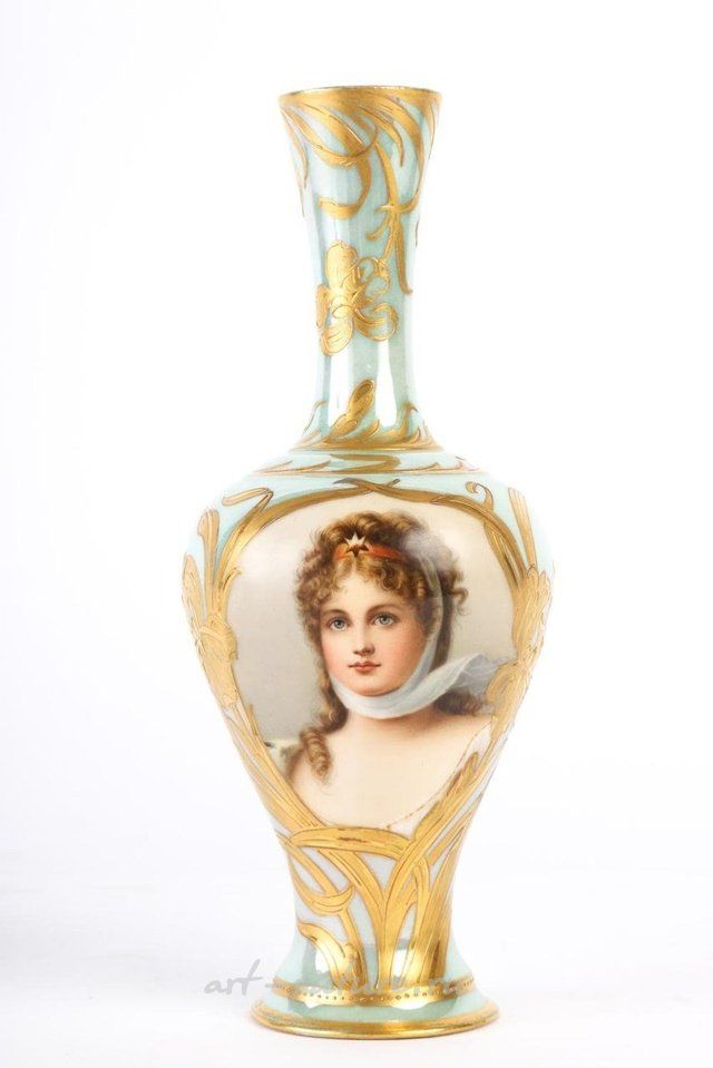 Royal Vienna , Фарфоровая ваза с ручной росписью и портретом королевы Луизы.