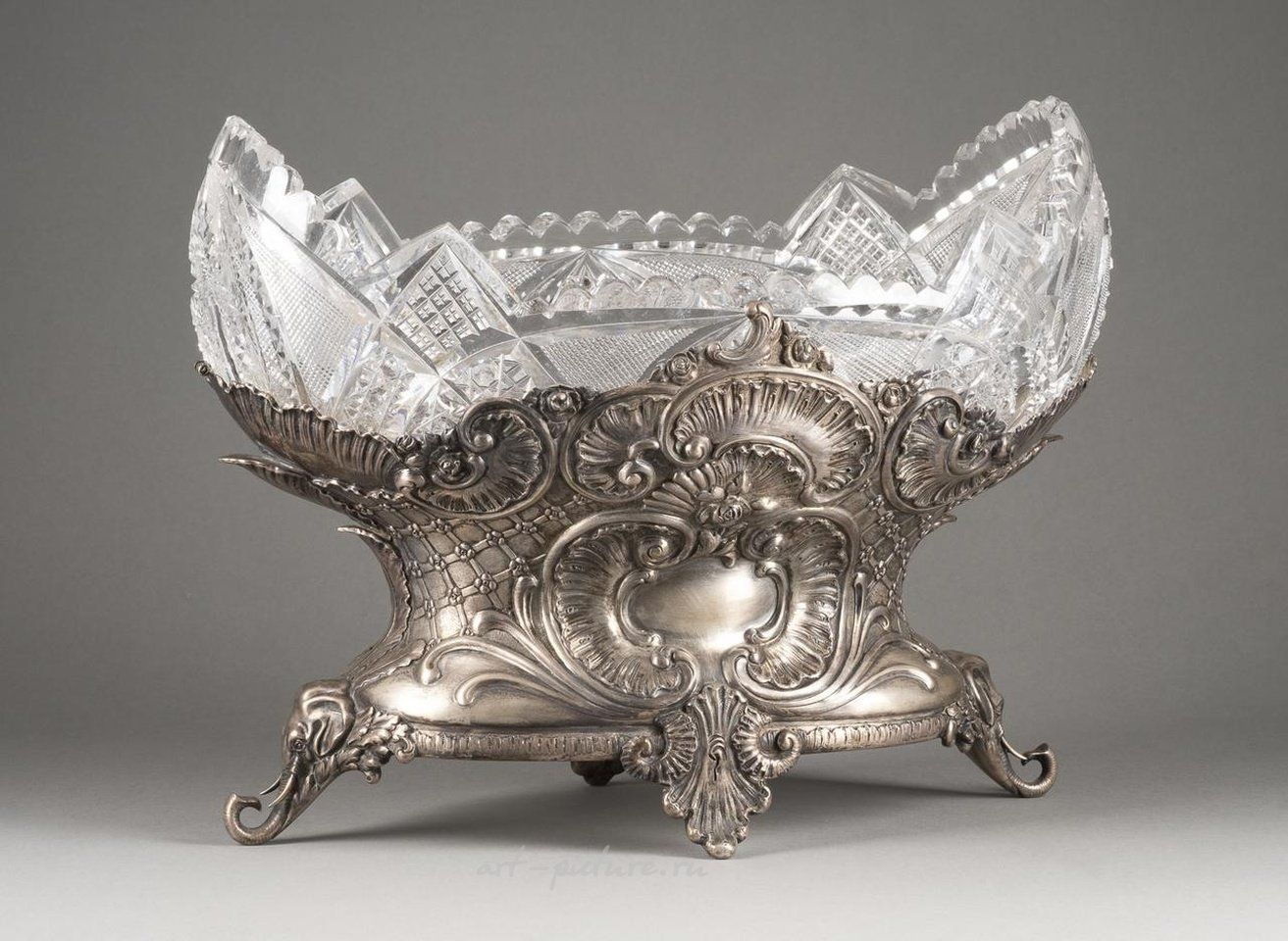 Русское серебро , Чаша из бесцветного стекла, украшенная узором из ромбов и звезд