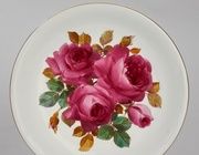 Декоративная тарелка с узором роз в стиле Юлиуса Эдуарда Браунсдорфа