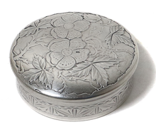 Round box or pillbox, China, 55 g, 925 silver, height 2.5 cm, diameter 6 cm.