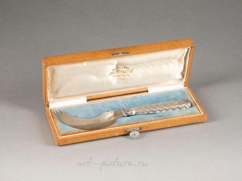 Russian silver, TROMPE lOEIL cheese knife in original case