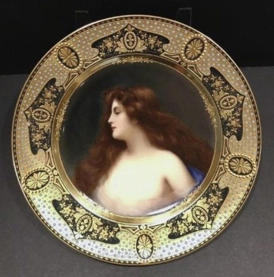 Royal Vienna , Фарфоровая тарелка "Jeweled Royal Vienna" с портретом, 1900 год, диаметр 9,5 дюймов, хорошее состояние, оценка $2,500-3,000.