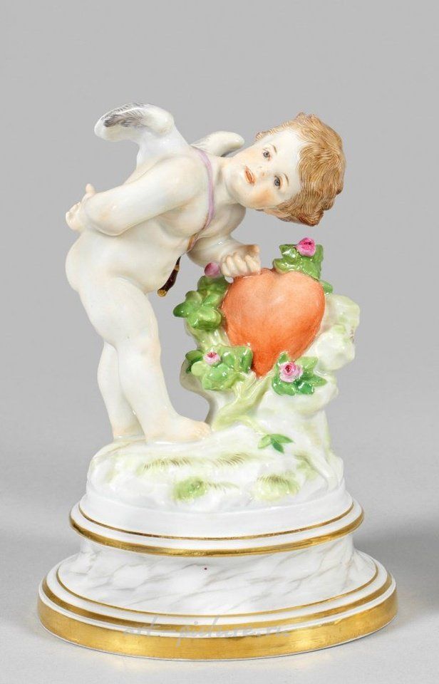 Фарфоровая фигурка Амура, стучащего в сердце