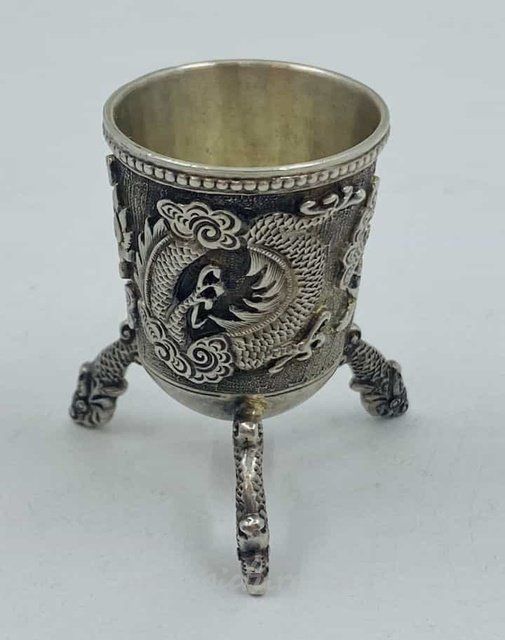 The translation of "Стопка серебряная Дракон" into English is "Silver stack Dragon."