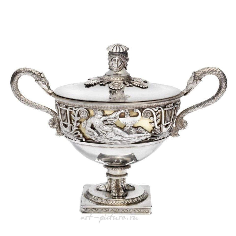 Русское серебро , Позолоченная серебряная бонбоньерка с крышкой