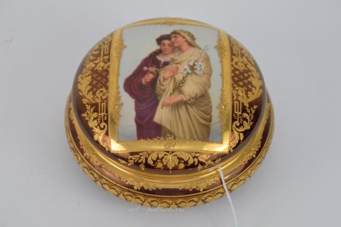 Royal Vienna , Королевская вена: фарфоровая шкатулка с изображением двух девственниц