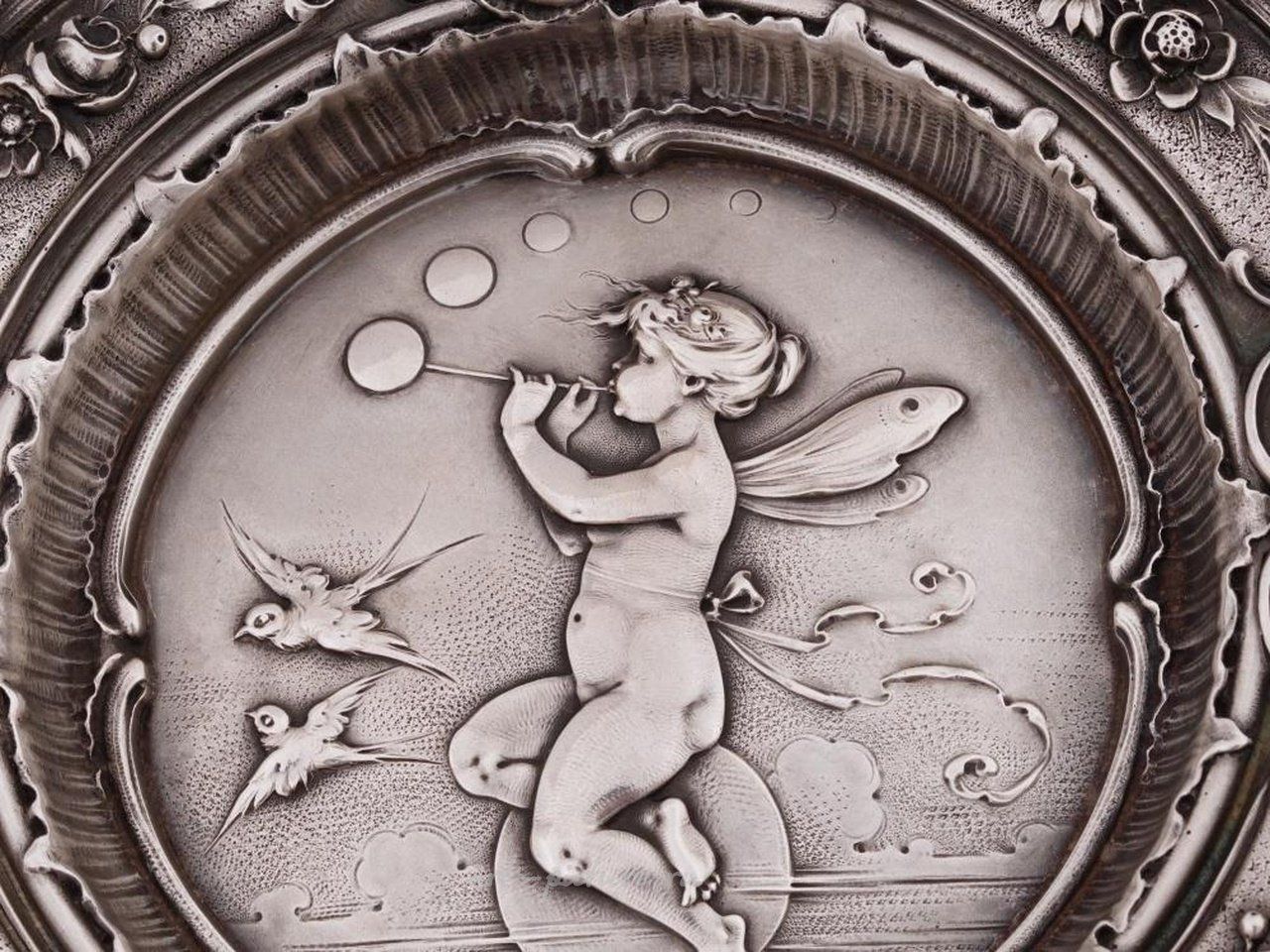 Русское серебро , Антикварная русская серебряная пепельница с изображением Купидона