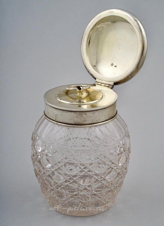 Русское серебро , Фарфоровая чайная коробка с серебряными вставками от Фаберже