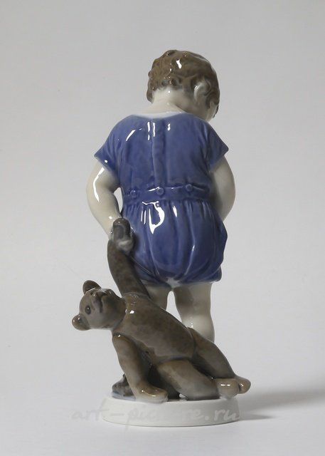 Мальчик с мишкой. Дания, г. Копенгаген, Royal Copenhagen