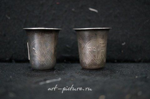 Русское серебро, Пара антикварных русских серебряных рюмок с гравировкой, высотой 4 см.