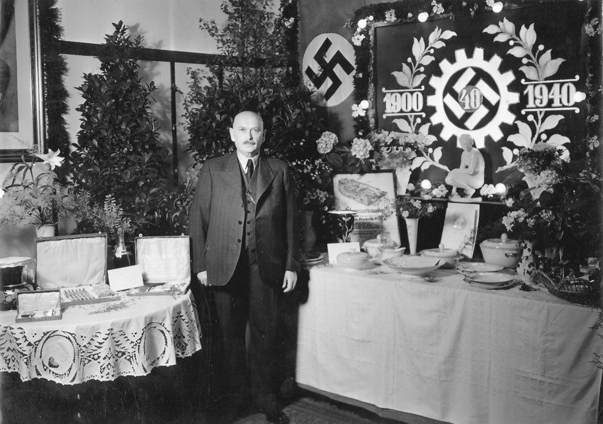 Юбилей Rosenthal в 1940 году праздновался под свастикой.